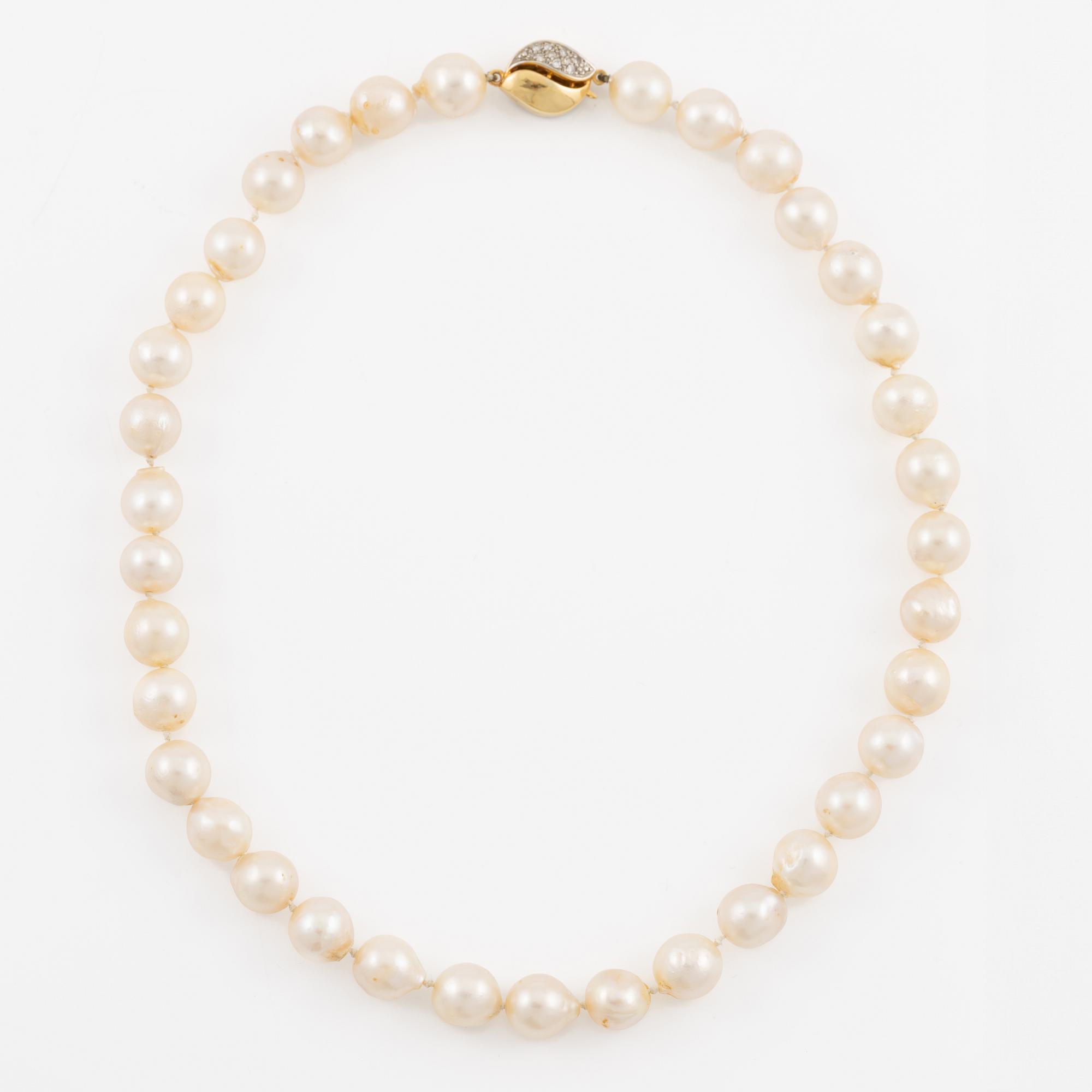 Collier med odlade pärlor, lås 18K guld med åttkantslipade diamanter.