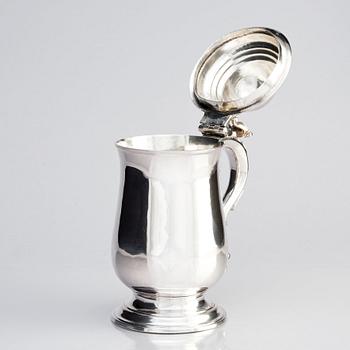 An English silver tankard with lid, London 1775. Possibly mark of William Bennet.