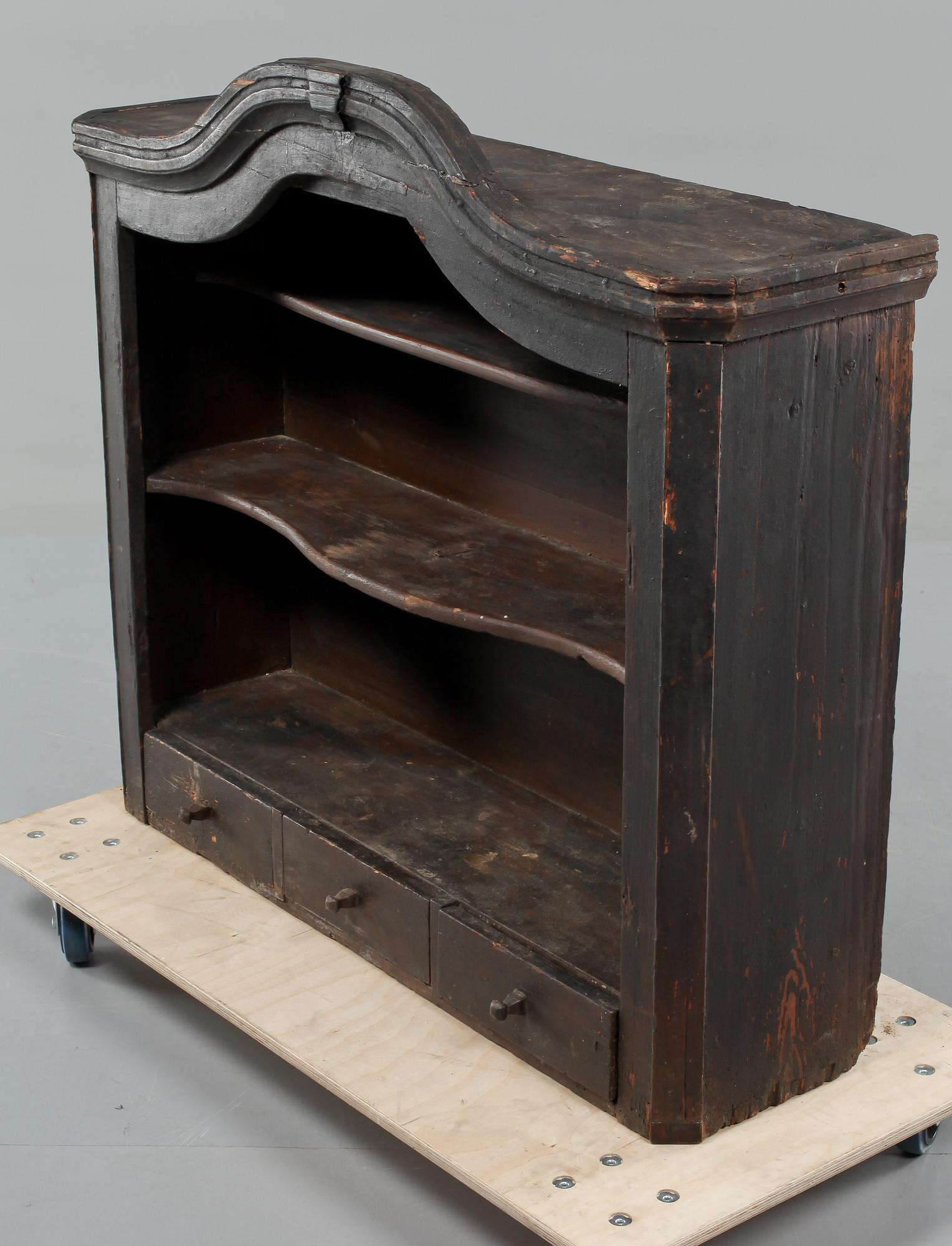 SKÅPSÖVERDEL. 1800/1900-tal.