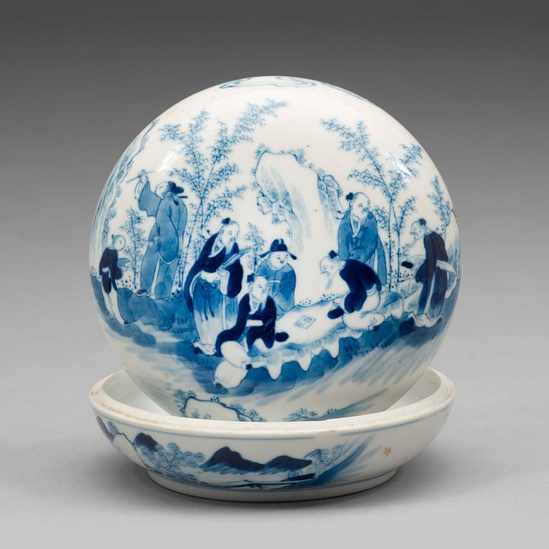 A blue and white porcelain box and cover, Qing dynasty, Guangxu (1874-1908), with Qianlong six character mark.