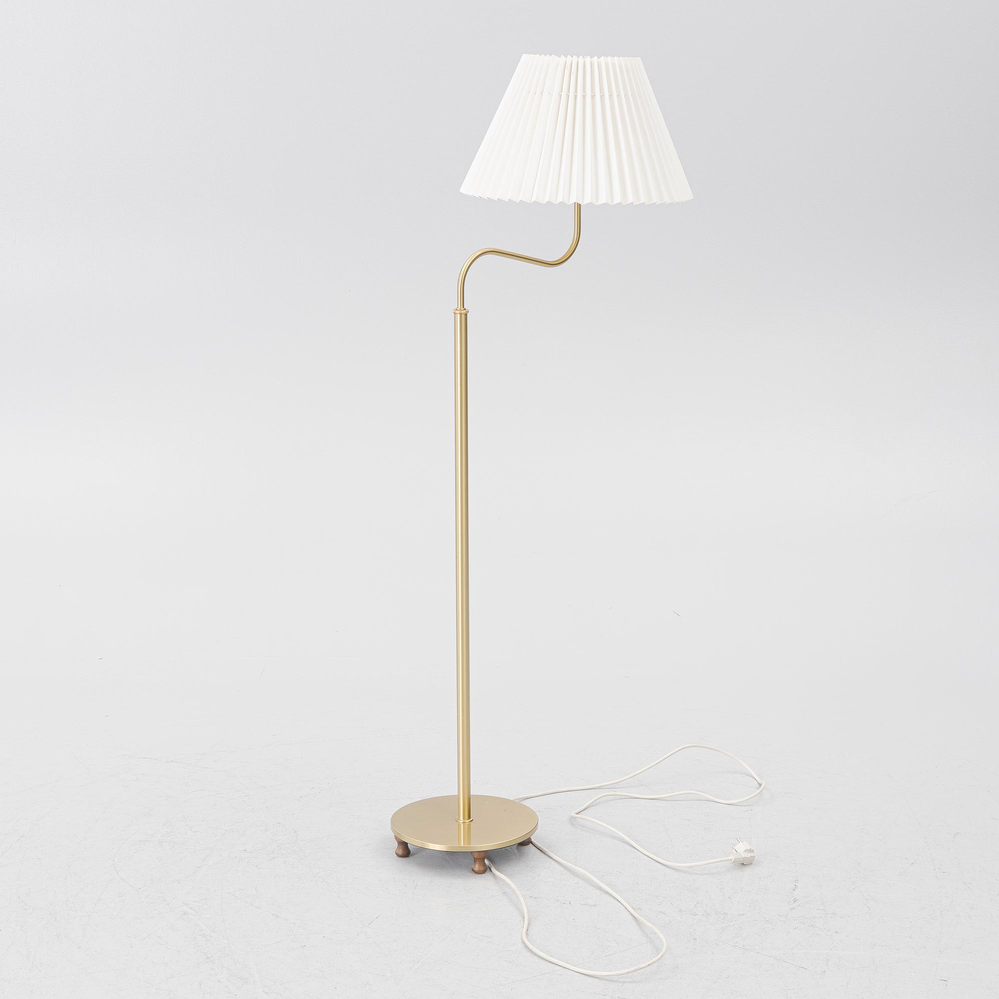 Josef Frank, golvlampa, modell G2568, "Lilla kamelen", Firma Svenskt Tenn.