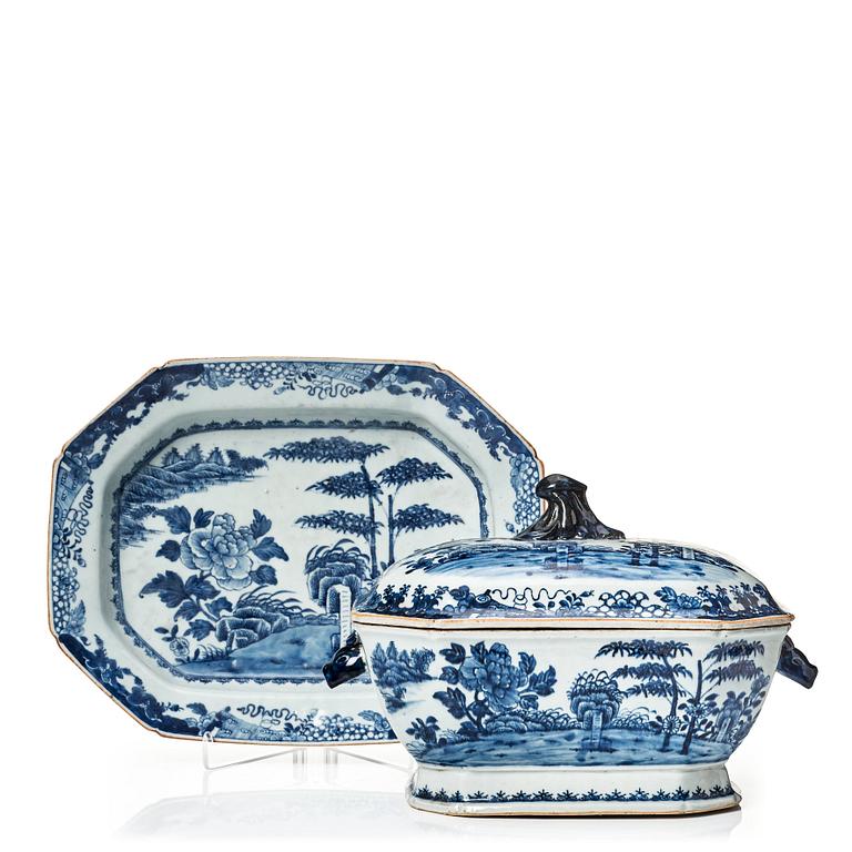 A blue and white tureen with cover and stand, Qing dynasty, Qianlong (1736-95).