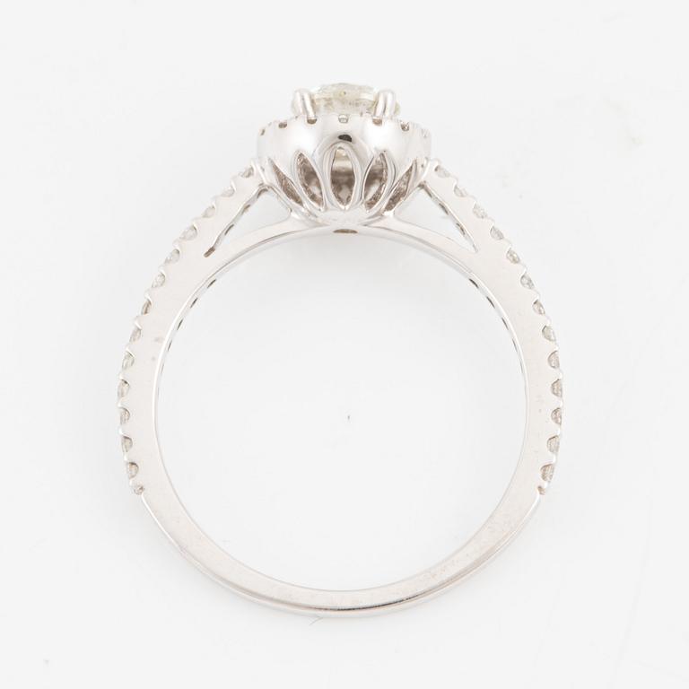 Ring, 14K white gold with brilliant-cut diamonds.