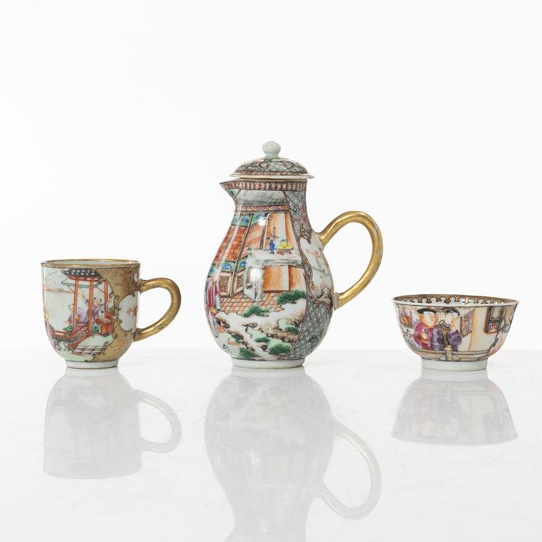 A Chinese export porcelain creamer with cover and two cups, Qing dynasty, 18th century.