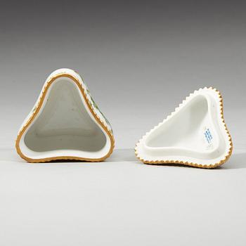 CREMEKOPPAR med FAT, 12 stycken, porslin. "Flora Danica", Royal Copenhagen, Danmark, 1900-tal.