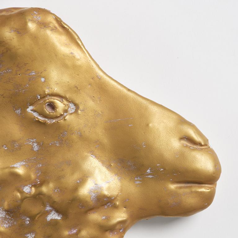 Hertha Hillfon, väggrelief.