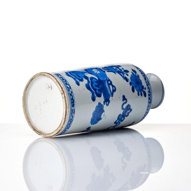 A blue and white bottle flask, Qing dynasty, Kangxi (1662-1722).