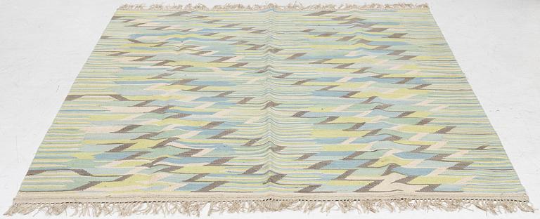 A Kelim carpet, c. 257 x 193 cm.