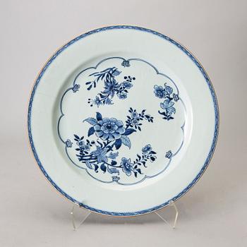 A Chinese Qianlong blue and white porcelain plate.
