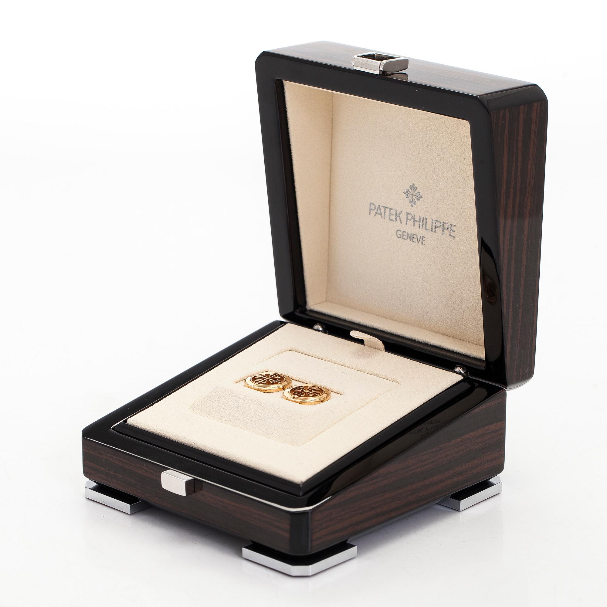 Patek Philippe, a pair of 18K gold "Calatrava" cufflinks.