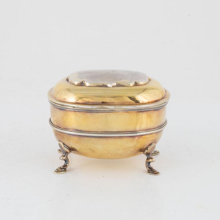 A parcel-gilt silver sugar box, Carrington & Co, London, England, 1894.