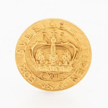 An 18K gold medal Carl XVI Gustaf numbered 55/1000 weight 56,7 grams.