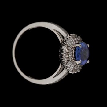 RING, fasettslipad tanzanit, 2.29 ct, med briljant- och baguetteslipade diamanter. tot. 0.95 ct.