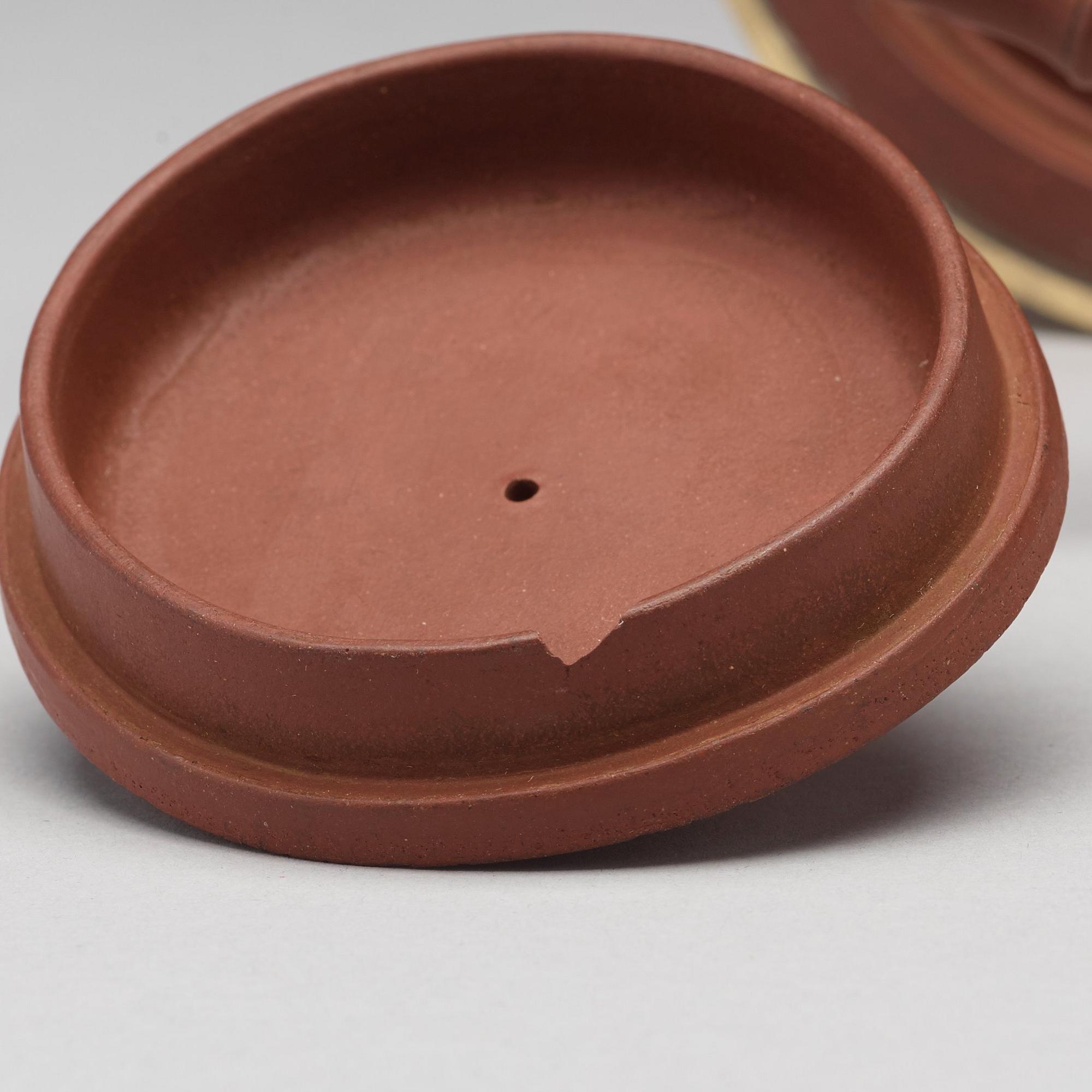TEKANNA med LOCK, yixinggods med metallmontering. Qingdynastin, troligen 1700-tal.