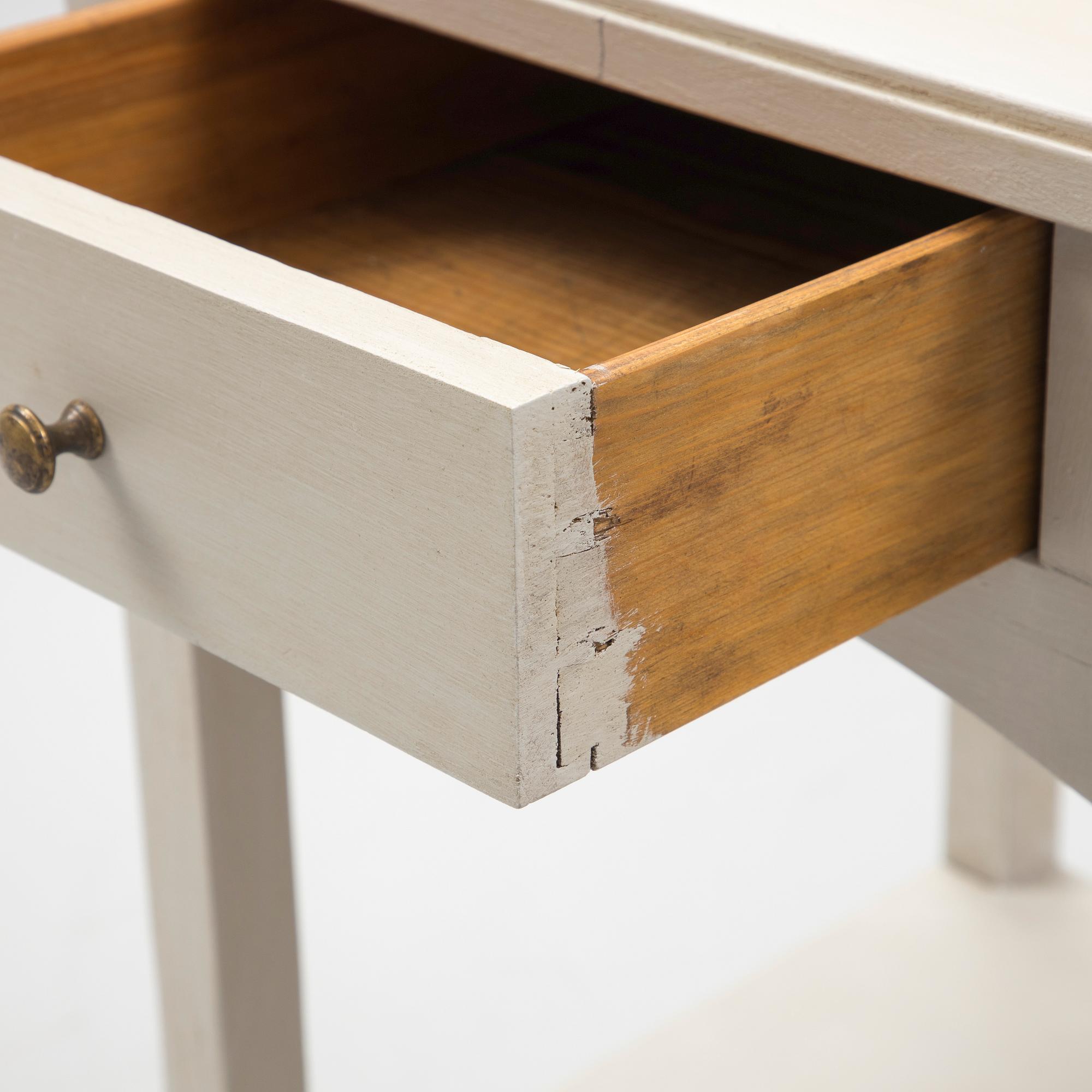 A pair of bedside tables, first half of the 20th Century.
