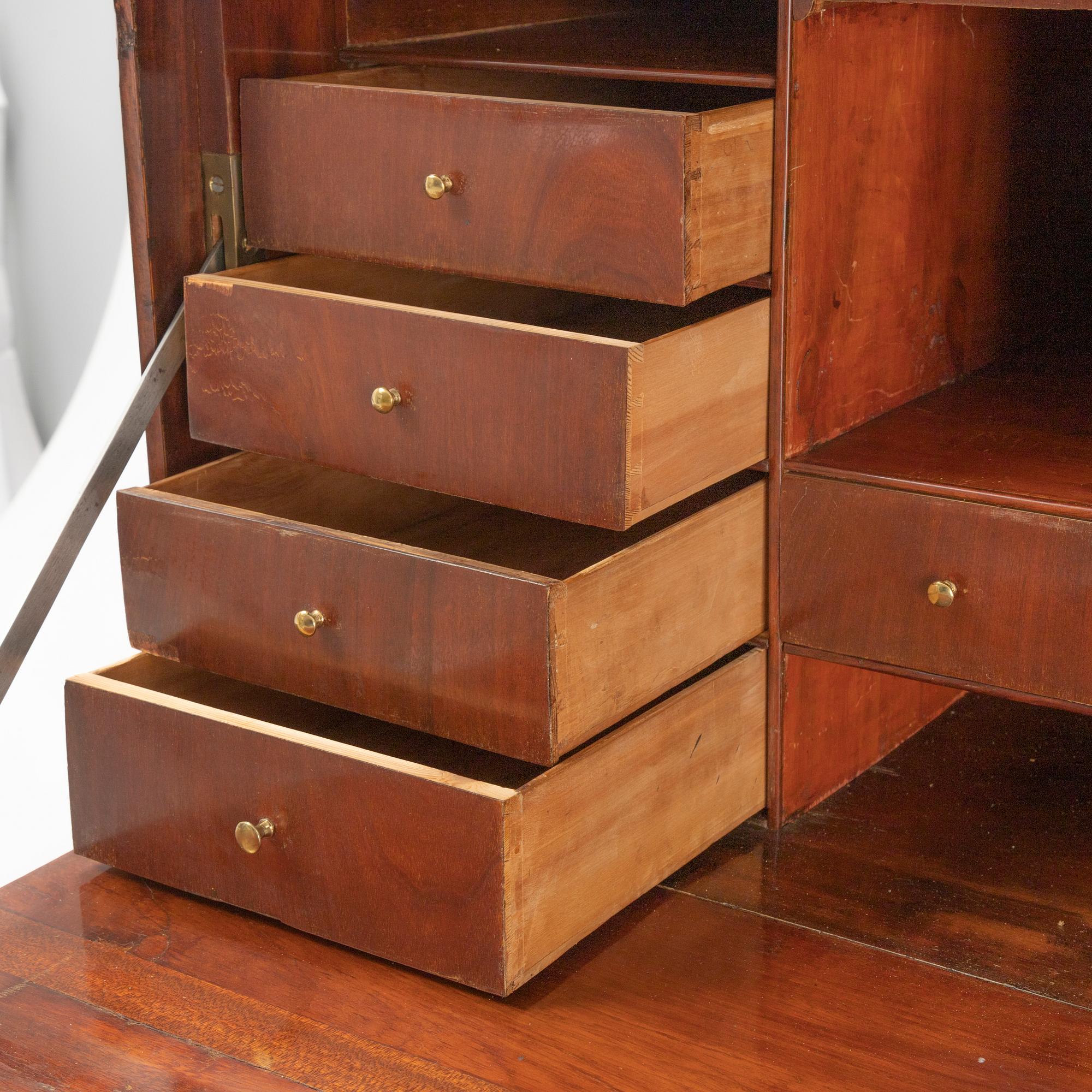 Chiffonjé, sengustavianskt stockholmsarbete, omkring år 1800.