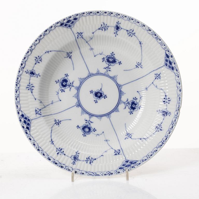 Royal Copenhagen, Dinner service, 31 pieces, “Musselmalet Halvblonde”, Denmark.