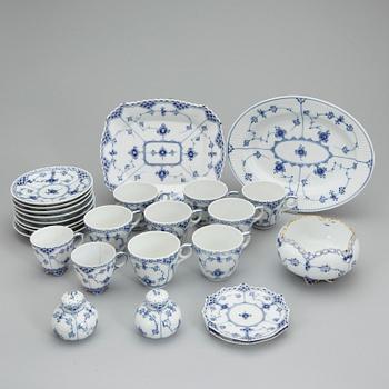 MOCCA samt KAFFESERVISDELAR, 13 st, "Musselmalet", Royal Copenhagen, Danmark, 1900-talets andra hälft.