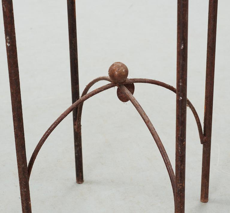 PIEDESTALER, 3 st, gjutjärn, Woestijnroos design Belgien, 1900-talets slut.