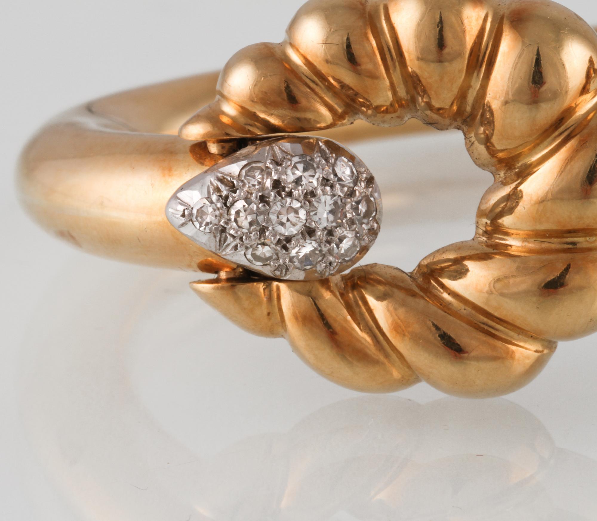 ARMRING, 18K guld samt åttkantslipade diamanter. Vikt 40,5 gram.