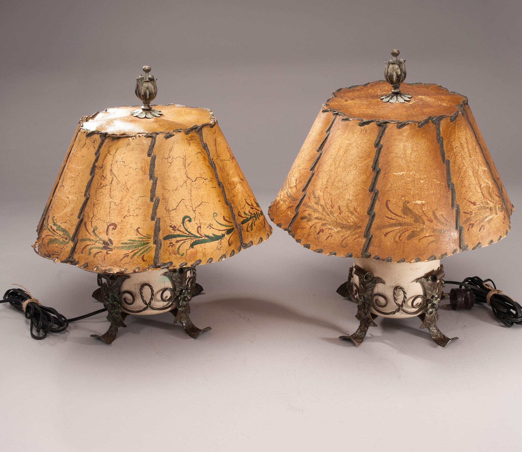 BORDSLAMPOR, 2 st snarlika, keramik och smidesjärn, pergamentskärmar. 1900-talets första hälft.