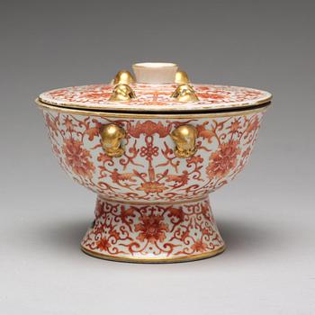 A iron red decorated bowl with cover, Qing dynasty with Daoguang mark in red.