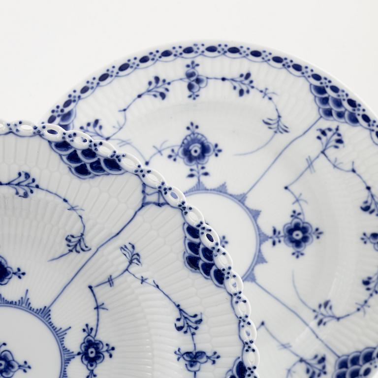 Royal Copenhagen. A 89 pieces porcelain Musselmalet service, Denmark, second half of the 20th century.