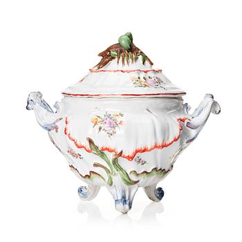 441. A Rococo faience tureen with cover, unmarked, Rörstrand, 18th Century.