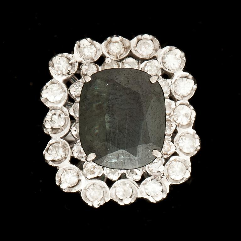 RING, 14k vitguld besatt med safir ca 3 ct och små briljantslipade diamanter totalt ca 0,64 ct . Vikt ca 7,3 g.