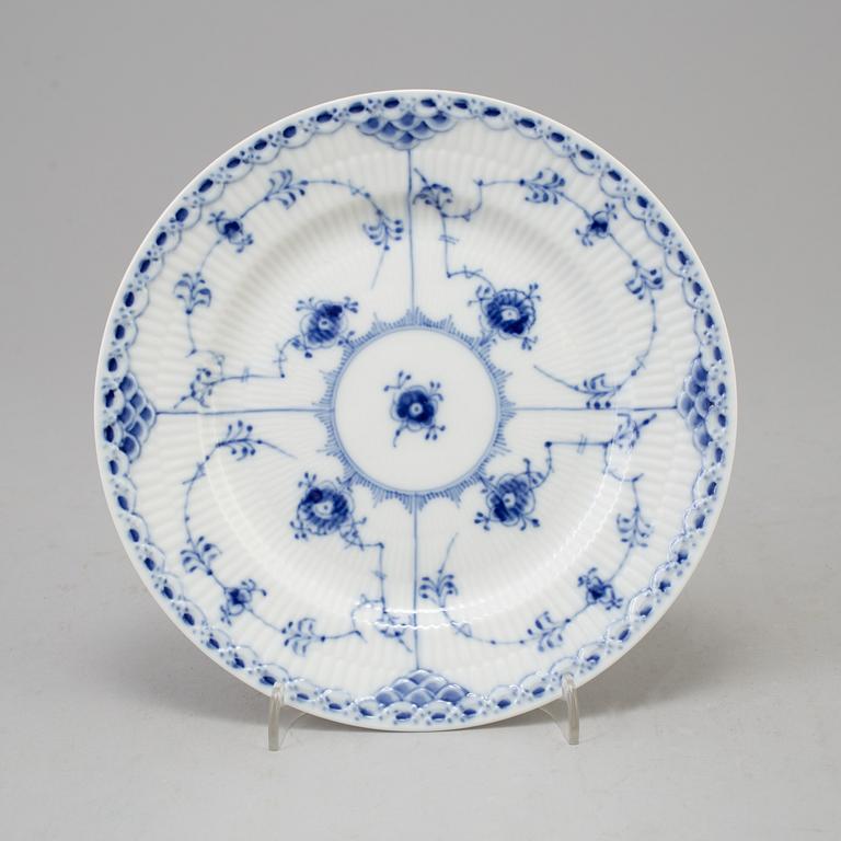 SERVIS, 44 delar, porslin, "Musselmalet", Royal Copenhagen, Danmark.