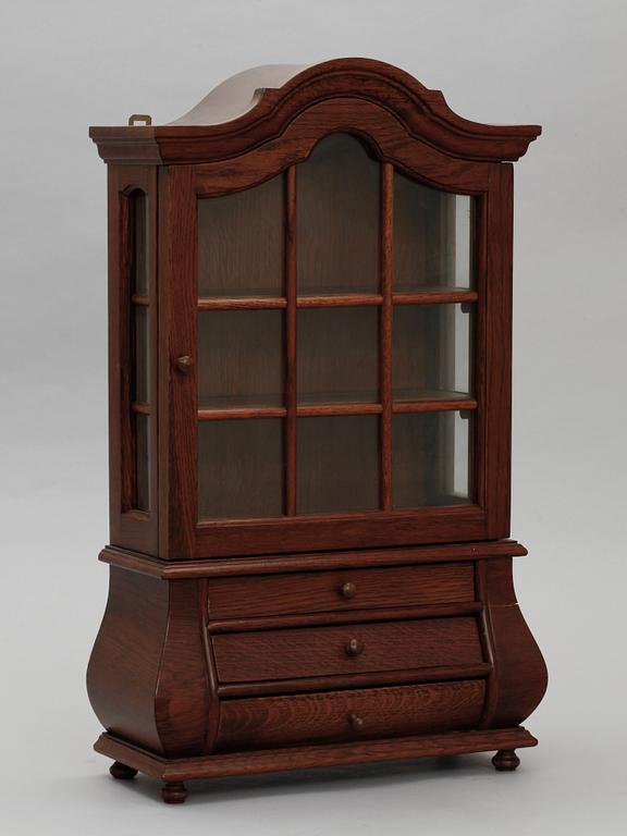 MINIATYRVITRINSKÅP, rokokostil, 1900-tal.