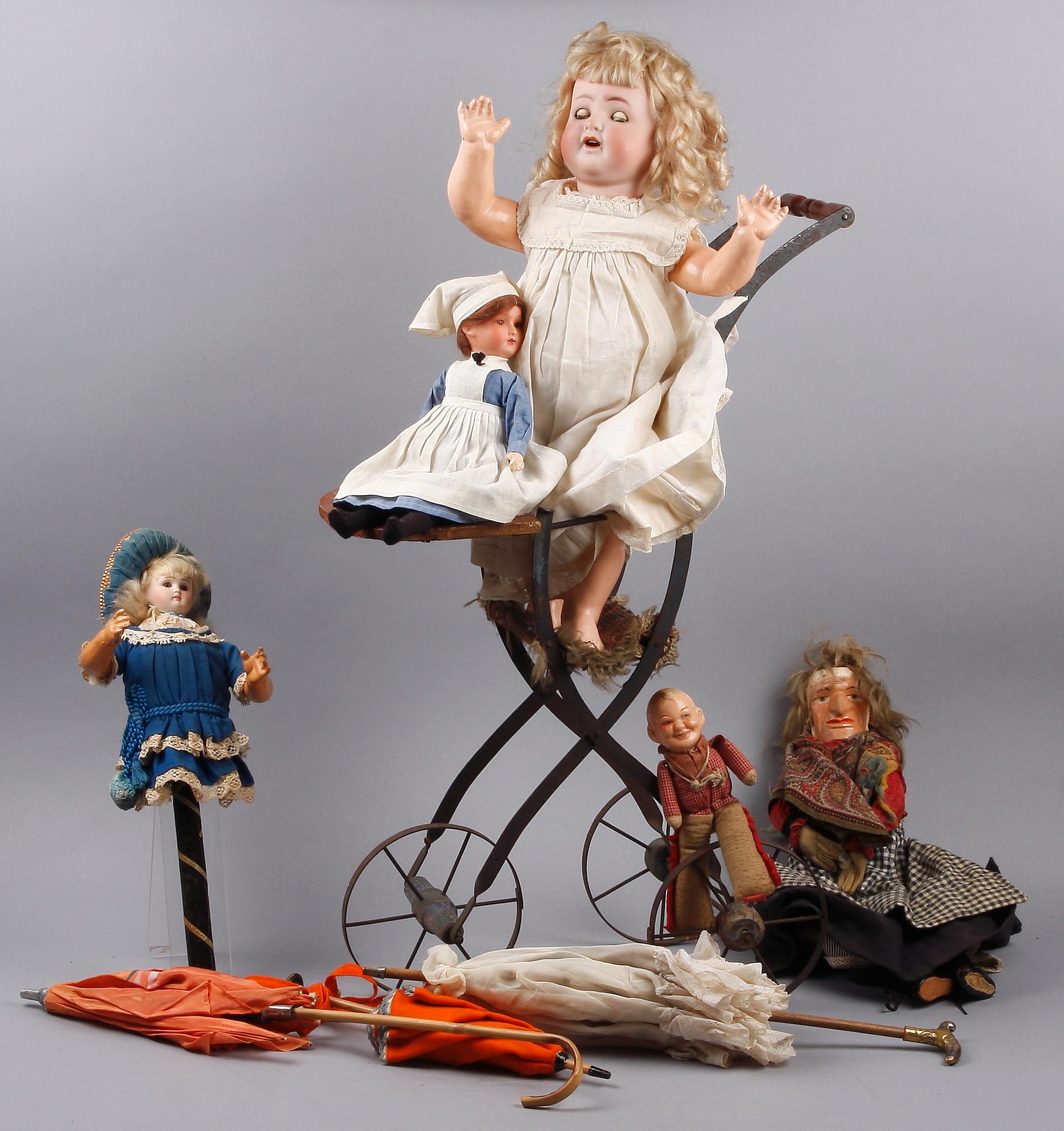 DOCKOR, 5 st, VAGN och PARASOLL, 3 st. 1900-talets första hälft.