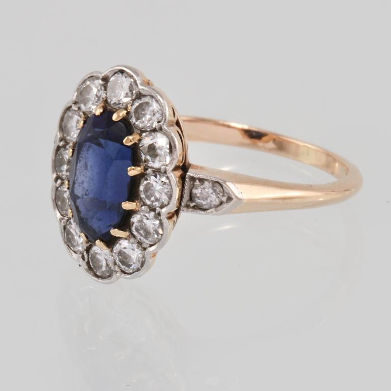 RING, 18K guld med ovalslipad blå safir samt 14 briljantslipade diamanter, importstämplad. Vikt 4,4 gram.