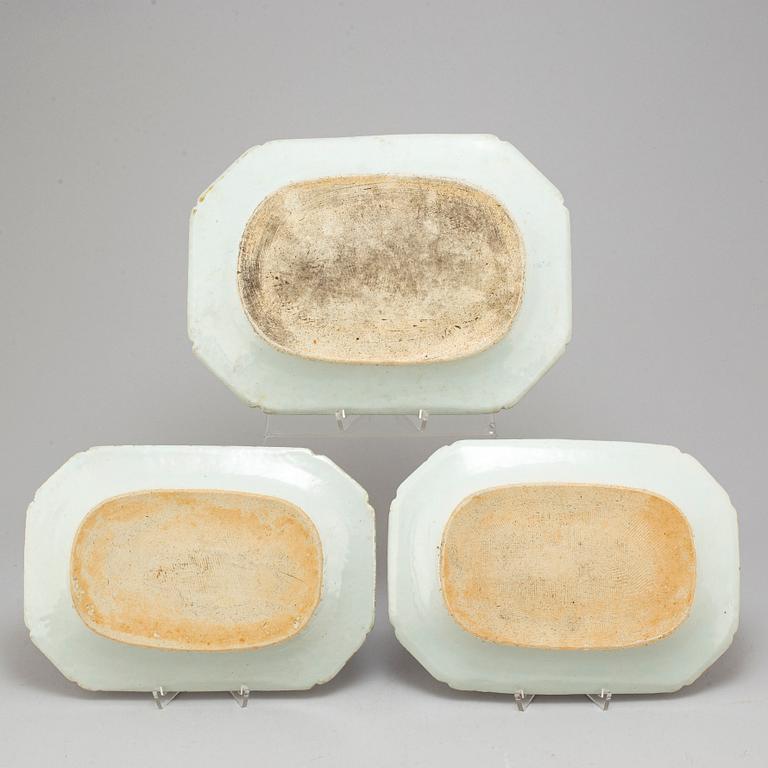 Three blue and white export porcelain serving dishes, Qing dynasty, Qianlong (1736-95).