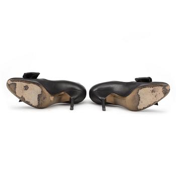 YVES SAINT LAURENT, ett par pumps. Storlek 38.