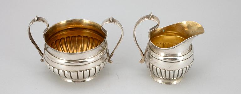GRÄDDSNÄCKA samt SOCKERSKÅL, silver, Gustaf Weckman Jyväskylä 1853 och Woldemar Buchert Helsingfors 1950. Vikt tot. 269g.