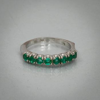 RING, 18k vitguld med 8 små smaragder. Vikt 3,4 g.