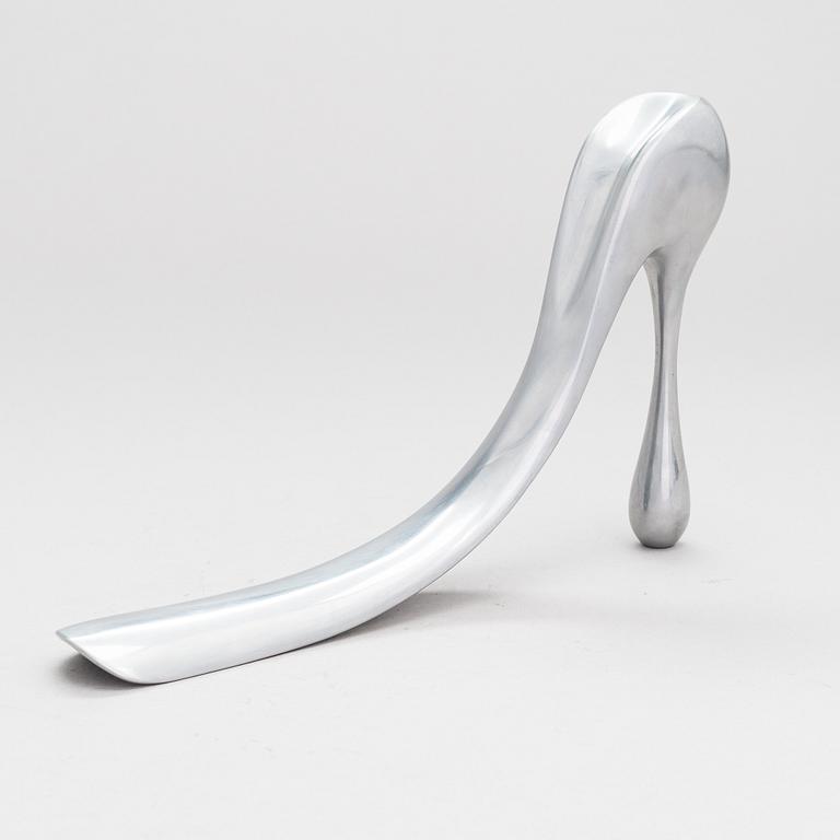 Manolo Blahnik, Kenkälusikka, metallia, 2000-luku.