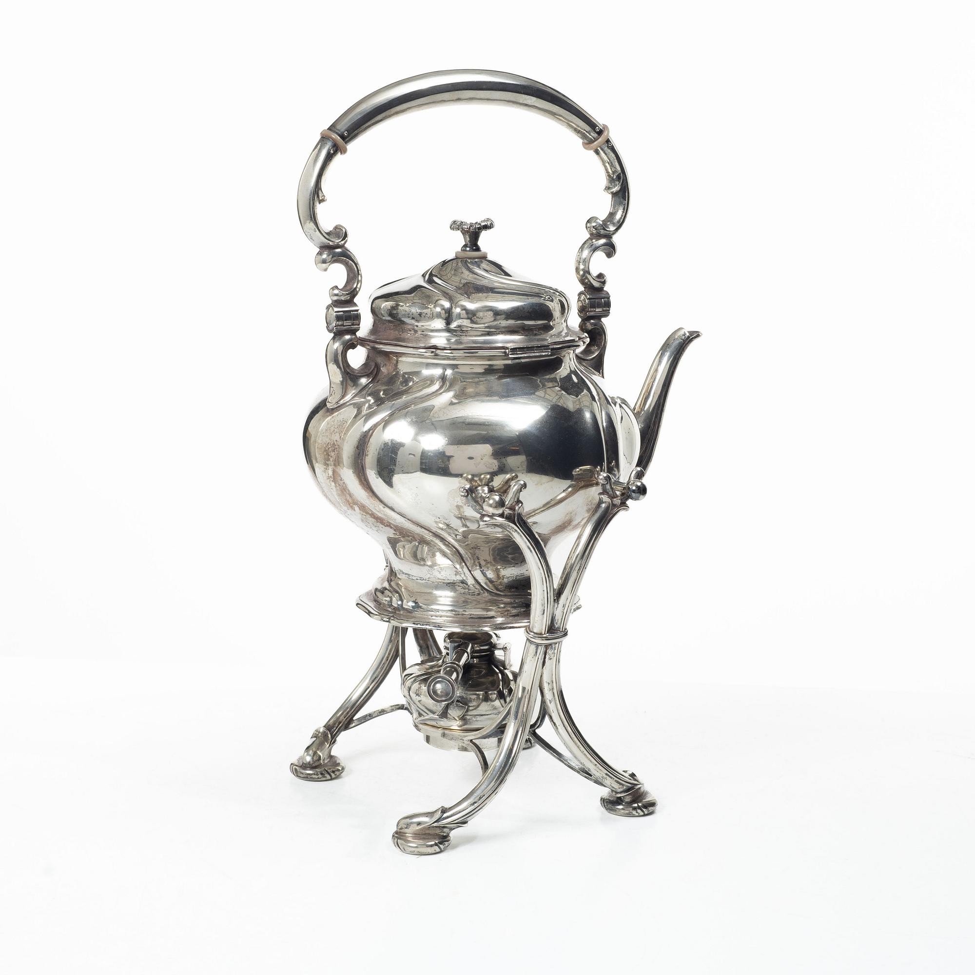 Silver teapot on a réchaud, Rococo style, Swedish import mark CF Carlman, Stockholm 1916.