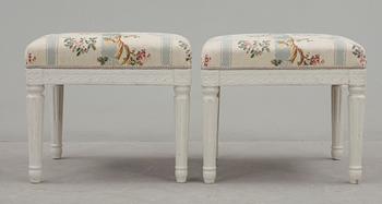 TABURETTER, ett par, gustavianska, 1700-talets slut.