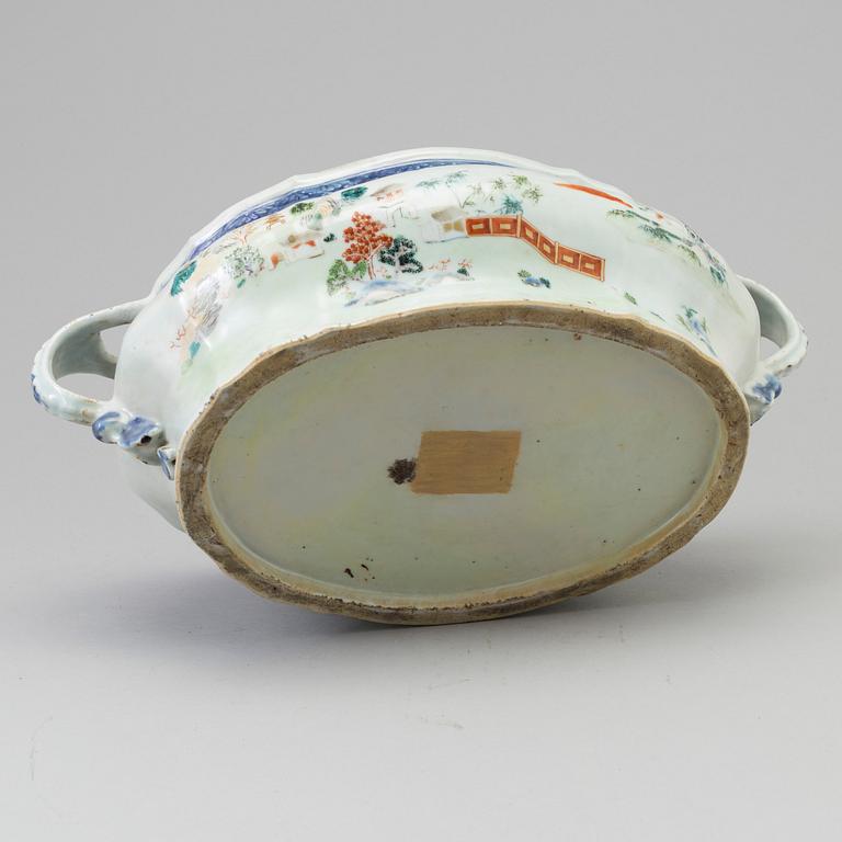 A wonderful Chinese blue and white with famille rose tureen with cover, Qing dynasty, early 18th century.