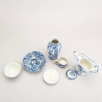 A set of five different Chinese blue and white 18th/19th century porcelain objects.