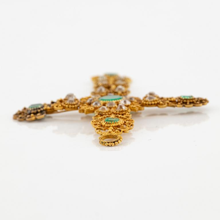 A cross in 14K gold set with faceted emeralds and old-cut diamonds, likely 18th century.