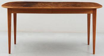 A Josef Frank mahogany dinner table by Svenskt Tenn, model 947.