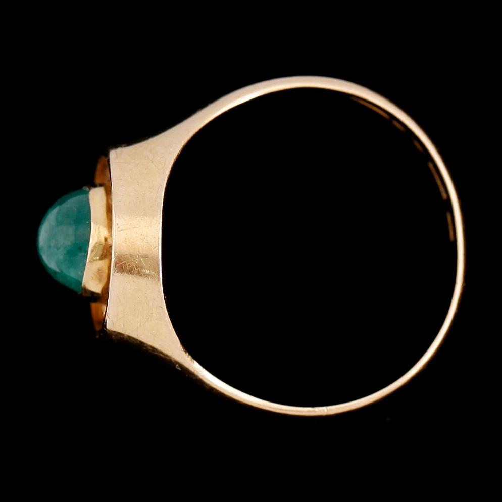 RING, 18 k guld, cabochonslipad smaragd, svenska stämplar.