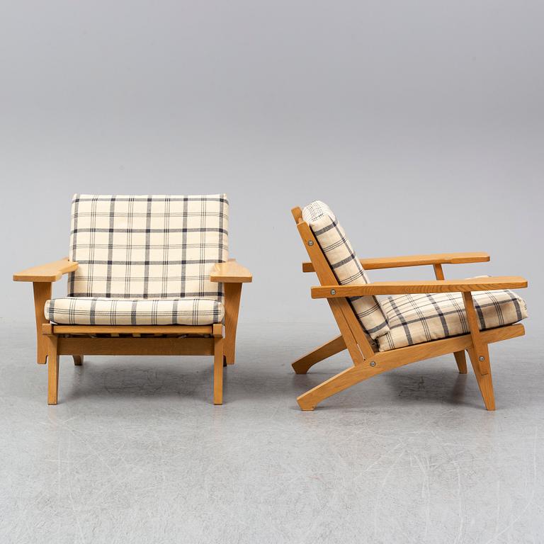 HANS J WEGNER, a pair of oak easy chairs, Getama, Denmark.