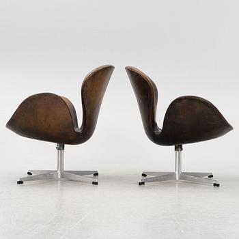 Arne Jacobsen, fåtöljer, ett par, "Svanen", Fritz Hansen, Danmark, 1963.