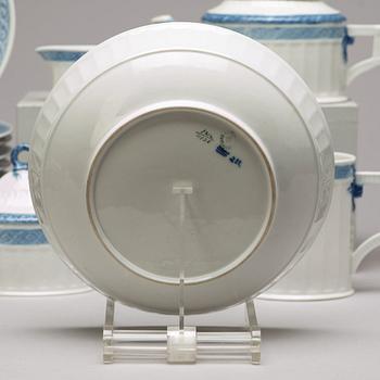 A Royal Copenhagen 'Blå Vifte' tea service, Denmark, 20th Centruy. (26 pieces).