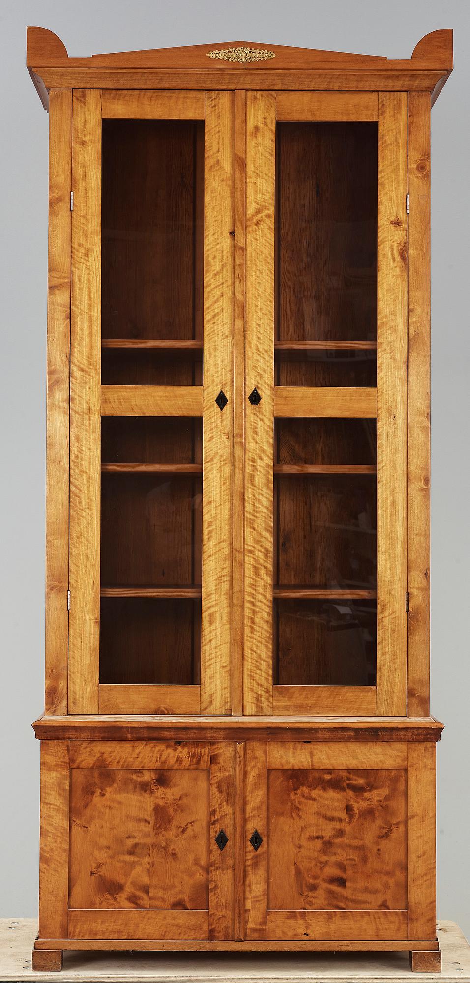 BOKSKÅP, Karl Johan stil, 1900-talets början.