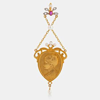 A pendant in 18K gold set with pearls, rose-cut diamonds and a ruby.